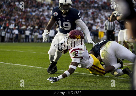 Californie, USA. 2 Jan, 2017. L'USC arrière défensif Adoree' Jackson (2) est abordé par Penn State attaquer Parker Cothren défensives (41) dans la première moitié pendant le Rose Bowl Game entre Penn State Nittany Lions et Université de Californie du sud de Troie au Rose Bowl Stadium de Pasadena, Californie. L'USC a gagné 52-49. © Scott/Taetsch ZUMA Wire/Alamy Live News Banque D'Images