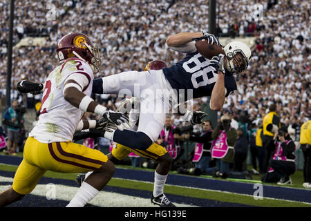 Californie, USA. 2 Jan, 2017. Penn State tight end Mike Gesicki (88) fait un touché l'accueil dans la première moitié pendant le Rose Bowl Game entre Penn State Nittany Lions et Université de Californie du sud de Troie au Rose Bowl Stadium de Pasadena, Californie. L'USC a gagné 52-49. © Scott/Taetsch ZUMA Wire/Alamy Live News Banque D'Images