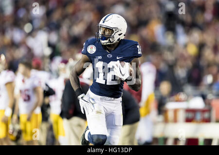 Californie, USA. 2 Jan, 2017. Penn State wide receiver Chris Godwin (12) avec une réception plus de toucher des roues arrière défensif de l'USC Iman Marshall (8) dans la deuxième moitié au cours de la Rose Bowl Game entre Penn State Nittany Lions et Université de Californie du sud de Troie au Rose Bowl Stadium de Pasadena, Californie. L'USC a gagné 52-49. © Scott/Taetsch ZUMA Wire/Alamy Live News Banque D'Images