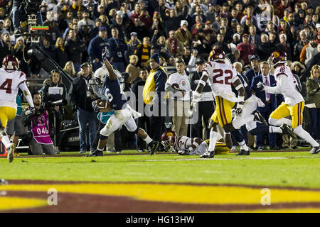 Californie, USA. 2 Jan, 2017. Penn State d'utiliser de nouveau Saquon Barkley (26) tourne à droite dans la seconde moitié au cours de la Rose Bowl Game entre Penn State Nittany Lions et Université de Californie du sud de Troie au Rose Bowl Stadium de Pasadena, Californie. L'USC a gagné 52-49. © Scott/Taetsch ZUMA Wire/Alamy Live News Banque D'Images