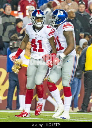 New York Giants Dominique Rodgers-Cromartie évoluait (41) célèbre son sac des Redskins de Washington quarterback Kirk Cousins à Fort Collins sécurité Landon (21) vers la fin du deuxième trimestre à FedEx Field à Landover, Maryland le Dimanche, Janvier 1, 2017. Les Géants a gagné le match 19 - 10. Credit : Ron Sachs/CNP (restriction : NO New York ou le New Jersey Journaux ou journaux dans un rayon de 75 km de la ville de New York) - PAS DE SERVICE DE FIL- Foto : Ron Sachs/consolidé Nouvelles Photos/Ron Sachs - CNP Banque D'Images