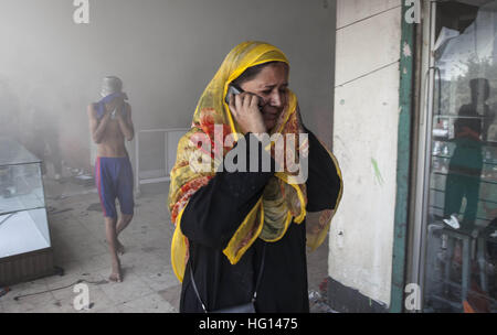 Dhaka, Bangladesh. 3 janvier, 2017. Une femme pleure dans une boutique de gravure dans un marché à Gulshan. Partie d'un marché de CDC de deux étages s'est effondré comme un violent incendie a éclaté au marché de Gulshan. © Monirul Alam/ZUMA/Alamy Fil Live News Banque D'Images