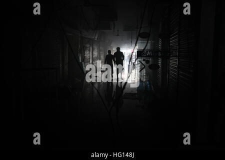 Dhaka, Bangladesh. 3 janvier, 2017. Les gens à pied dans une boutique de gravure dans un marché à Gulshan. Partie d'un marché de CDC de deux étages s'est effondré comme un violent incendie a éclaté au marché de Gulshan. © Monirul Alam/ZUMA/Alamy Fil Live News Banque D'Images