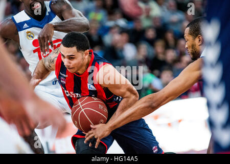 Vitoria, Espagne. 3 janvier, 2017. Shane Larkin (Baskonia) en action au cours de la saison de basket-ball match 2016/2017 de ligue espagnole 'Liga ACB Saski Baskonia' entre le Real Madrid et à Fernando Buesa Arena Center le 3 janvier, 2017 à Vitoria, Espagne. ©david Gato/Alamy Live News Banque D'Images