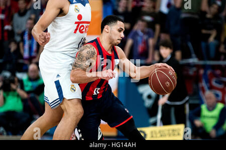 Vitoria, Espagne. 3 janvier, 2017. Shane Larkin (Baskonia) en action au cours de la saison de basket-ball match 2016/2017 de ligue espagnole 'Liga ACB Saski Baskonia' entre le Real Madrid et à Fernando Buesa Arena Center le 3 janvier, 2017 à Vitoria, Espagne. ©david Gato/Alamy Live News Banque D'Images