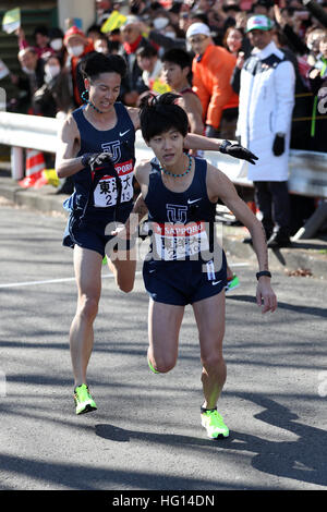 Kanagawa, Japon. 3 janvier, 2017. (L à R) Shunya Nomura, Takeru Kobayakawa () Athlétisme : La 93e Hakone Ekiden, Tokyo-Hakone Ekiden Collège Round-Trip Race, Relais Tsurumi lieu à Kanagawa, Japon . © Jun Tsukida/AFLO SPORT/Alamy Live News Banque D'Images