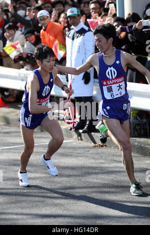 Kanagawa, Japon. 3 janvier, 2017. (L à R) Naoya employé chez Sakuda, Kento Kikutani () Athlétisme : La 93e Hakone Ekiden, Tokyo-Hakone Ekiden Collège Round-Trip Race, Relais Tsurumi lieu à Kanagawa, Japon . © Jun Tsukida/AFLO SPORT/Alamy Live News Banque D'Images