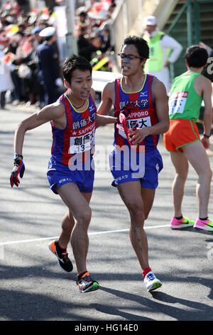 Kanagawa, Japon. 3 janvier, 2017. (L à R) Sakahiko Iwyl Kazunari, Misawa) Athlétisme : La 93e Hakone Ekiden, Tokyo-Hakone Ekiden Collège Round-Trip Race, Relais Tsurumi lieu à Kanagawa, Japon . © Jun Tsukida/AFLO SPORT/Alamy Live News Banque D'Images