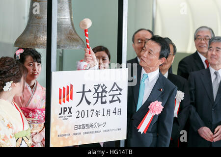 Tokyo, Japon. 4 janvier, 2017. Taro Aso, Ministre des Finances et vice-premier ministre, sonne au cours de la nouvelle année cérémonie d'ouverture de la Bourse de Tokyo (TSE) le 4 janvier 2017, Tokyo Japon. Le Nikkei Stock Index est ouverte à 19 298,68, plus élevé que le dernier jour de négociation de 2017. © Rodrigo Reyes Marin/AFLO/Alamy Live News Banque D'Images