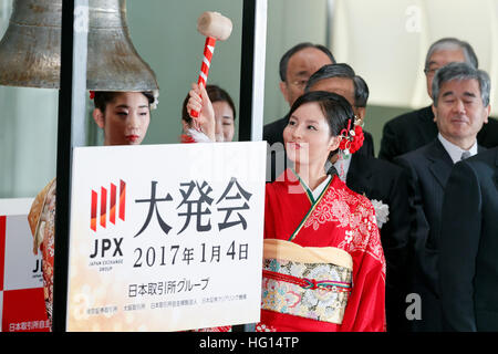 Tokyo, Japon. 4 janvier, 2017. Une femme en kimono traditionnel japonais sonne au cours de la nouvelle année cérémonie d'ouverture de la Bourse de Tokyo (TSE) le 4 janvier 2017, Tokyo Japon. Le Nikkei Stock Index est ouverte à 19 298,68, plus élevé que le dernier jour de négociation de 2017. © Rodrigo Reyes Marin/AFLO/Alamy Live News Banque D'Images