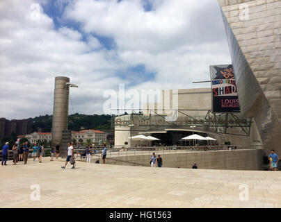 Bilbao, Espagne. 28 juillet, 2016. Vue extérieure du Musée Guggenheim de Bilbao, Espagne, 28 juillet 2016. Plus de 19 millions d'amateurs d'art du monde entier ont visité le musée Guggenheim de Bilbao, dans le nord de l'Espagne, depuis octobre 1997. Photo : Carola Frentzen/dpa/Alamy Live News Banque D'Images