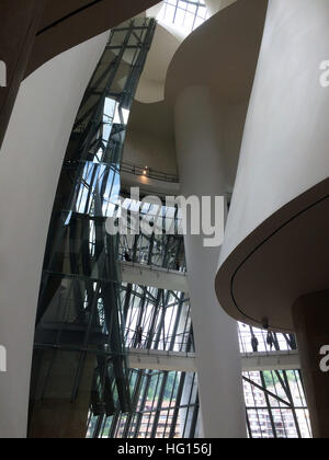 Bilbao, Espagne. 28 juillet, 2016. Le Musée Guggenheim à Bilbao, Espagne, 28 juillet 2016. Plus de 19 millions d'amateurs d'art du monde entier ont visité le musée Guggenheim de Bilbao, dans le nord de l'Espagne, depuis octobre 1997. Photo : Carola Frentzen/dpa/Alamy Live News Banque D'Images