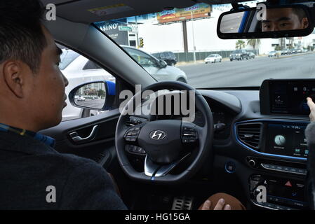 Las Vegas, Nevada, USA, 3 janvier 2017. Hyundai Ioniq met en valeur son concept de voiture hybride autonome qu'il surfe sur les rues de Las Vegas dans le cadre de la pré-ces événements médiatiques. CES, le plus grand salon commercial annuel de l'électronique grand public, se déroule du 5 au 8 janvier et devrait se présentent 3 800 exposants présentant leurs derniers produits et services à plus de 165 000 participants représentant plus de 150 pays. John D. Ivanko/Alamy Live News Banque D'Images