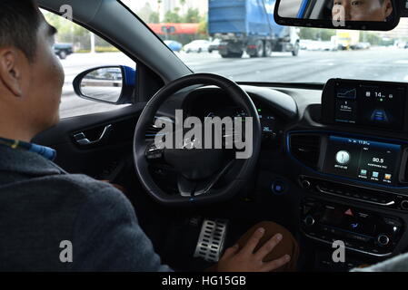 Las Vegas, Nevada, USA, 3 janvier 2017. Hyundai Ioniq met en valeur son auto-conduite (autonome) voiture hybride concept car il permet de naviguer dans les rues de Las Vegas dans le cadre de la pré-ces événements médiatiques. CES, le plus grand salon commercial annuel de l'électronique grand public, se déroule du 5 au 8 janvier et devrait se présentent 3 800 exposants présentant leurs derniers produits et services à plus de 165 000 participants représentant plus de 150 pays. John D. Ivanko/Alamy Live News Banque D'Images