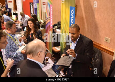 Las Vegas, Nevada, 3 janvier, 2017. Les gens se rassemblent autour de la cabine de Lenovo a dévoilé au cours de la SCÉ,' 'un aperçu des médias à l'Assemblée l'événement Consumer Electronic Show (CES) qui a eu lieu à Las Vegas, Nevada, le 4 janvier 2017. CES, le plus grand salon commercial annuel de l'électronique grand public, se déroule du 5 au 8 janvier et devrait se présentent 3 800 exposants présentant leurs derniers produits et services à plus de 165 000 participants représentant plus de 150 pays. John D. Ivanko/Alamy Live News Banque D'Images