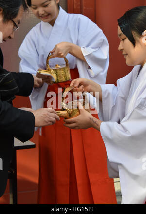 Tokyo, Japon. 4 janvier, 2017. Une foule immense foule Kanda Myojin Sanctuaire Shinto au centre-ville de Tokyo pour faire leurs voeux de la richesse et de la prospérité dans la nouvelle année le mercredi, Janvier 4, 2017, le premier jour d'usage de l'entreprise. © Natsuki Sakai/AFLO/Alamy Live News Banque D'Images