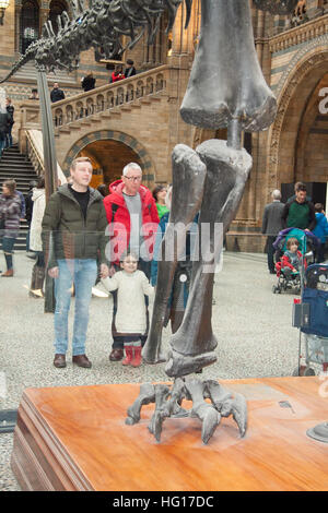 Londres, Royaume-Uni. 4 janvier, 2017. Les grandes foules au Musée d'Histoire Naturelle voir dinosaure Diplodocus Fofolle le dernier jour avant le squelette de dinosaure est pris en bas et part en tournée autour de la Grande-Bretagne © amer ghazzal/Alamy Live News Banque D'Images