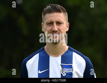 Fichier - Un fichier photo datée du 12 juillet 2016 illustre Jens Hegeler lors d'une séance photo pour Hertha BSC pour la saison 2016/17 à Berlin, Allemagne. Jens Hegeler quitte l'équipe de Bundesliga Hertha BSC pour l'anglais 2e Ligue équipe Bristol City. Photo : Britta Pedersen/dpa-Zentralbild/dpa Banque D'Images