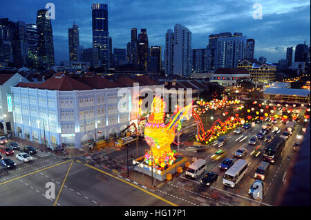 Chinatown, à Singapour. 4 janvier, 2017. Photo prise le 4 janvier 2017 montre qu'un géant golden rooster lanterne s'allume pour l'essai dans le quartier chinois de Singapour. Le quartier chinois de Singapour tiendra une cérémonie officielle à la lumière des lanternes du Nouvel An le 7 janvier pour la prochaine Nouvelle Année lunaire chinoise. © puis Chih Wey/Xinhua/Alamy Live News Banque D'Images