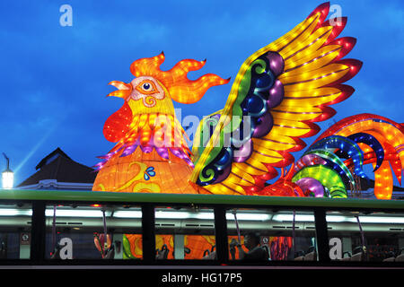 Chinatown, à Singapour. 4 janvier, 2017. Photo prise le 4 janvier 2017 montre qu'un géant golden rooster lanterne s'allume pour l'essai dans le quartier chinois de Singapour. Le quartier chinois de Singapour tiendra une cérémonie officielle à la lumière des lanternes du Nouvel An le 7 janvier pour la prochaine Nouvelle Année lunaire chinoise. © puis Chih Wey/Xinhua/Alamy Live News Banque D'Images