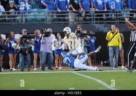 Jacksonville, FL, USA. 31 Dec, 2017. Vue sur les 2016 Taxslayer entre bol le Georgia Tech Yellow Jackets et le Kentucky Wildcats dans lequel Georgia Tech a gagné 33-18 à l'EverBank Field à Jacksonville, Floride le 31 décembre 2016. © Mpi34/media/Alamy Punch Live News Banque D'Images