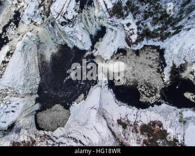 Vol au-dessus d'une cascade dans le procédé de congélation Banque D'Images