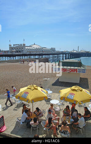 Café en bord de mer en face de la jetée de Brighton. Banque D'Images