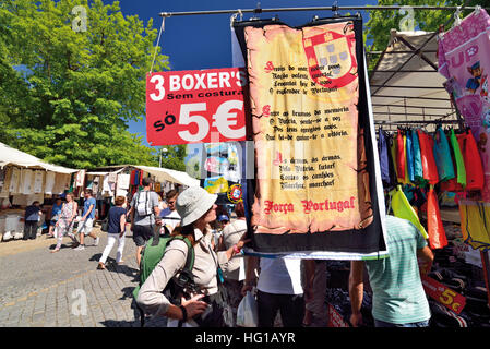 Portugal : Femme à la recherche d'énormes serviette avec hymne portugais au traditionnel marché de Barcelos à Jeudi Banque D'Images