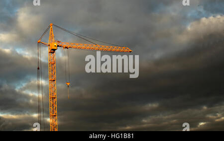 Résumé Contexte industriel avec les grues de construction sur sky Banque D'Images