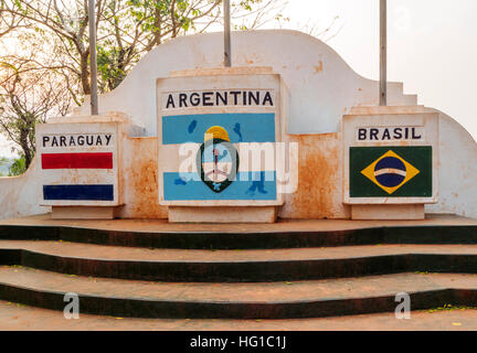 L'Argentine, de Misiones, Puerto Iguazu, vue de la Triple Frontière, où Rio Parana rejoint avec Rio Iguaçu. Banque D'Images