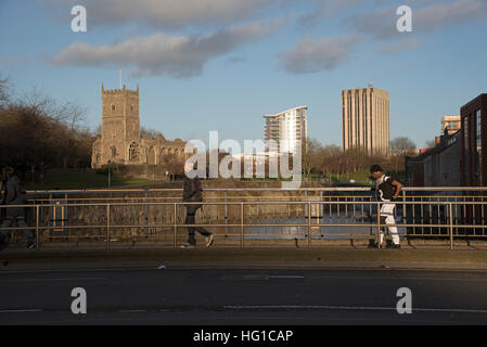 L'église St Pierre sur Parc du Château vu de Bristol Bridge dans le centre-ville, en Angleterre, Royaume-Uni Banque D'Images