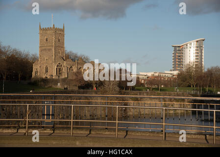 L'église St Pierre sur Parc du Château vu de Bristol Bridge dans le centre-ville, en Angleterre, Royaume-Uni Banque D'Images