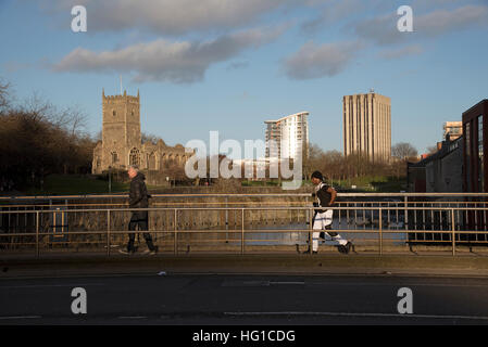 L'église St Pierre sur Parc du Château vu de Bristol Bridge dans le centre-ville, en Angleterre, Royaume-Uni Banque D'Images