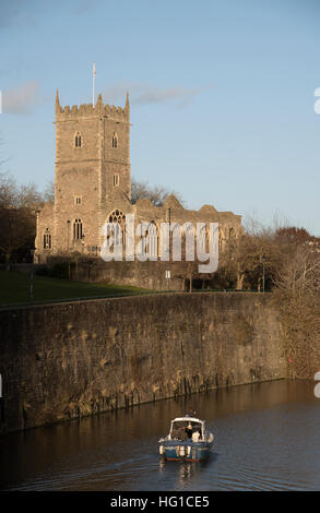 L'église St Pierre sur Parc du Château vu de Bristol Bridge dans le centre-ville, en Angleterre, Royaume-Uni Banque D'Images