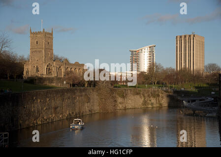 L'église St Pierre sur Parc du Château vu de Bristol Bridge dans le centre-ville, en Angleterre, Royaume-Uni Banque D'Images