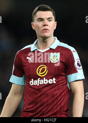 Burnley's Michael Keane au cours de la Premier League match au stade Etihad, Manchester. ASSOCIATION DE PRESSE Photo. Photo date : lundi 2 janvier 2017. Voir l'ACTIVITÉ DE SOCCER histoire Man City. Crédit photo doit se lire : Martin Rickett/PA Wire. RESTRICTIONS : EDITORIAL N'utilisez que pas d'utilisation non autorisée avec l'audio, vidéo, données, listes de luminaire, club ou la Ligue de logos ou services 'live'. En ligne De-match utilisation limitée à 75 images, aucune émulation. Aucune utilisation de pari, de jeux ou d'un club ou la ligue/dvd publications. Banque D'Images