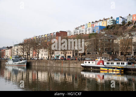 Maisons colorées au bord de la ligne de port flottant à Bristol England UK Banque D'Images