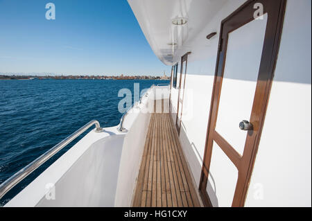 Afficher le long de passerelle vers le bas côté d'un grand yacht à moteur en cours de la voile sur la mer tropicale Banque D'Images