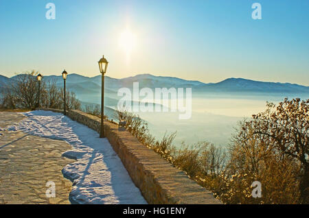 Le point de vue dans la montagne surplombe la vallée de Misty Lake Orestiada et Kastoria, Grèce. Banque D'Images