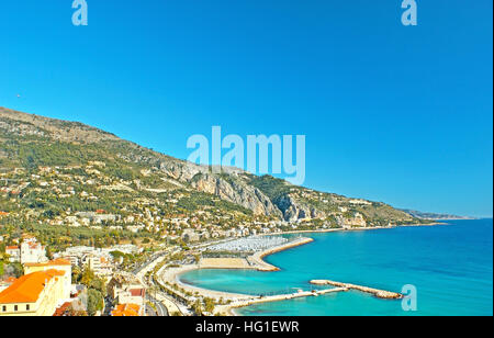 La côte rocheuse de Menton couverte de forêts et de jardins avec villas de luxe, vieilles demeures, hôtels confortables et plage des Sablettes, France Banque D'Images