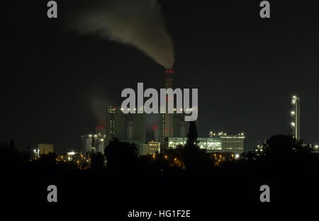 Bâtiment industriel tourné avec l'exposition de l'ampoule par nuit claire Banque D'Images