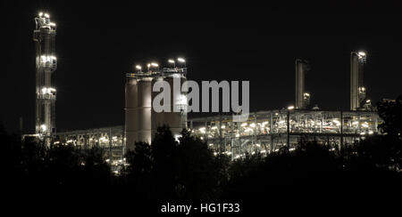 Bâtiment industriel tourné avec l'exposition de l'ampoule par nuit claire Banque D'Images