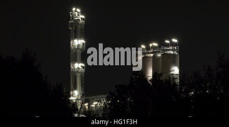 Bâtiment industriel tourné avec l'exposition de l'ampoule par nuit claire Banque D'Images