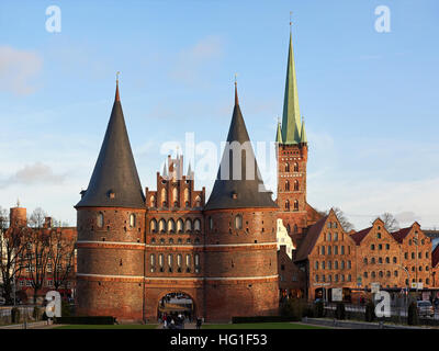 L'Holsten Gate à Lubeck, Allemagne avec ciel bleu en arrière-plan Banque D'Images