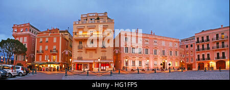 Les hôtels particuliers de la Place du Palais occupé avec des cafés, magasins de souvenirs et la mairie Banque D'Images