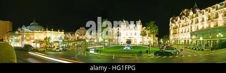 Panorama de la Place du Casino de Monte Carlo avec de luxueux palaces et maisons autour du lit de fleur Banque D'Images