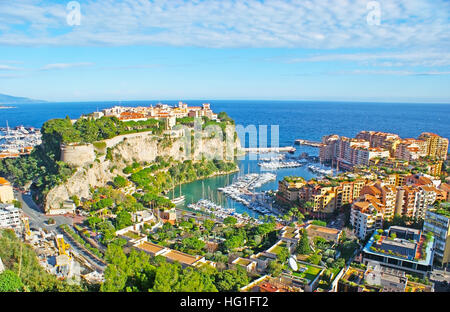 Monaco est la perle de la Côte d'Azur, il dispose côte pittoresque préservé, vieille ville sur le rocher, deux ports, célèbre Casino de Monte Carlo et d'autres pays Banque D'Images