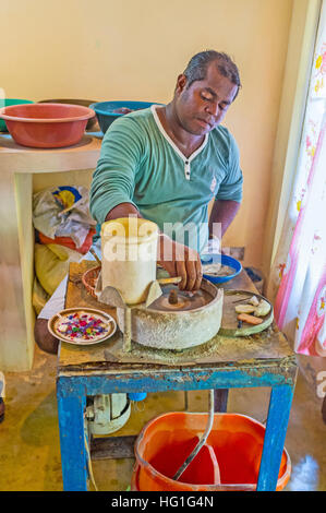 Le bijoutier à l'atelier coupe les moonstones Banque D'Images