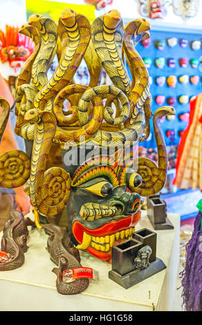 En bois sculpté à la main le masque de Naga, décoré de nombreuses cobras, c'est utilisé dans la danse rituelle à la peur du diable, les démons Banque D'Images