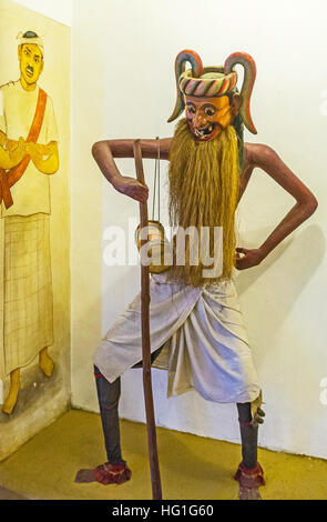 Le costume d'Anabera Kolama et masque de danse traditionnelle Kolam Banque D'Images